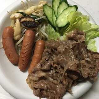 牛肩うす切り肉とウインナーの野菜添え(^○^)